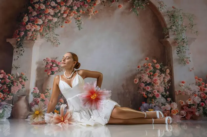 Escenario de flores con arcos para sesiones temáticas