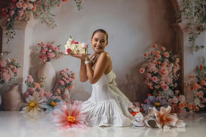 Nachel, la fotógrafa, en uno de los escenarios de flores de su estudio
